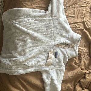 Patagonia pull over- off white